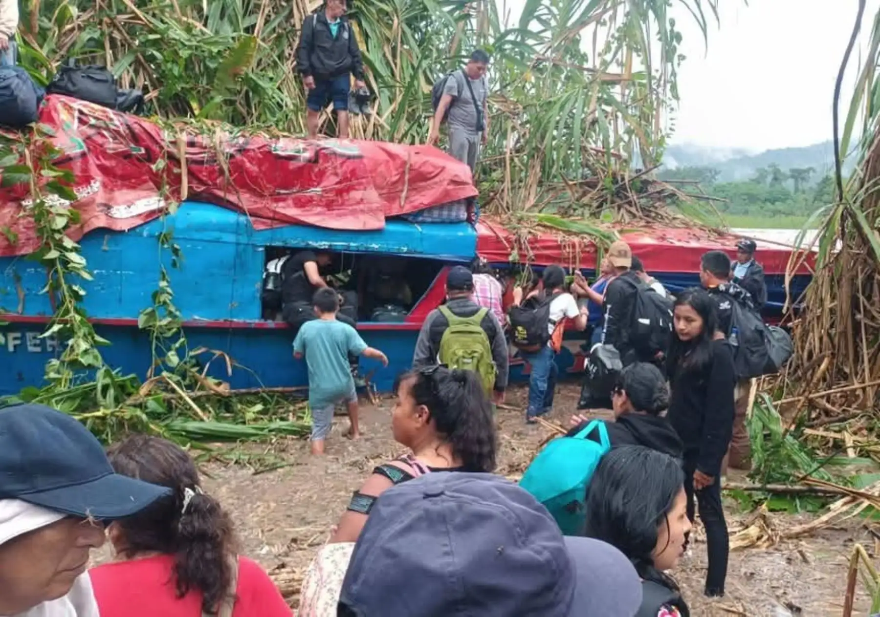 Más de 80 pasajeros y tripulantes salvaron de morir luego que naufraga la embarcación fluvial en que viajaban cuando surcaba el río Tambo. El accidente ocurrió en la provincia de Atalaya, región Ucayali. ANDINA/Difusión
