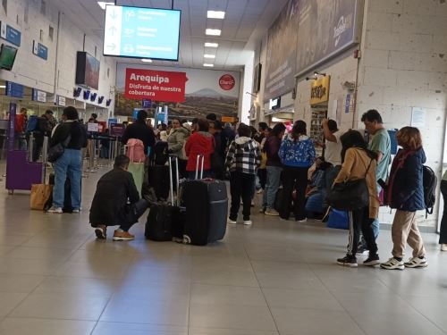 El aeropuerto Alfredo Rodríguez Ballón de la ciudad de Arequipa registra una mayor afluencia de viajeros. Los turistas arriban a la ciudad blanca para participar del aniversario de fundación. ANDINA/Difusión