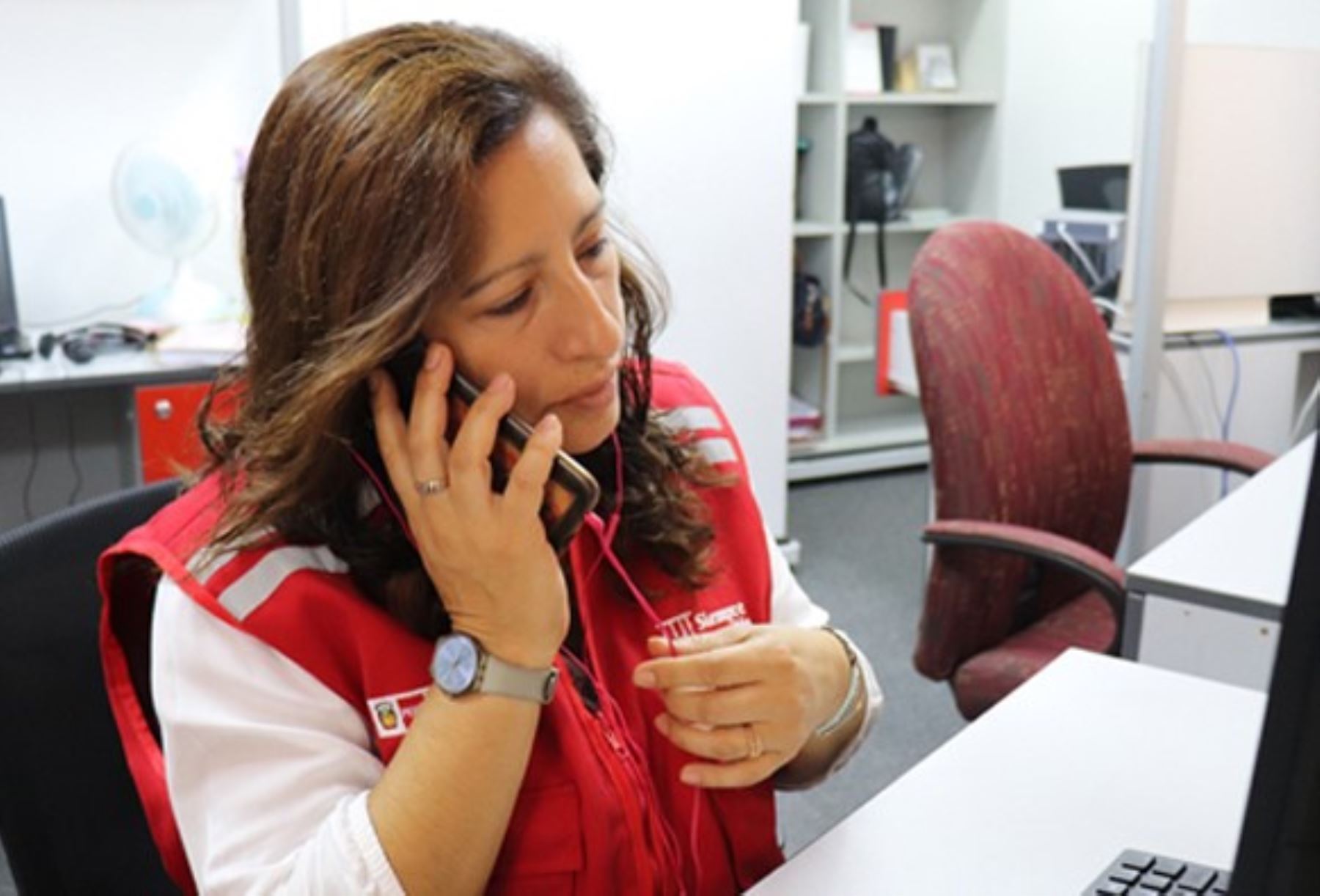 Personal especializado del programa Contigo brinda, mediante llamadas telefónicas, a los usuarios y cuidadores de las zonas de mayor vulnerabilidad ante huaicos y lluvias intensas. ANDINA/Difusión