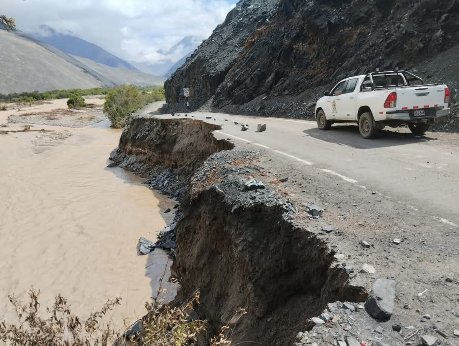 Las lluvias de fuerte a extrema intensidad que se han registrado en Arequipa han ocasionado cuantiosos daños en la región y han sobrepasado la capacidad de respuesta de los gobiernos locales por lo que solicita ser declarada en emergencia. ANDINA/Difusión