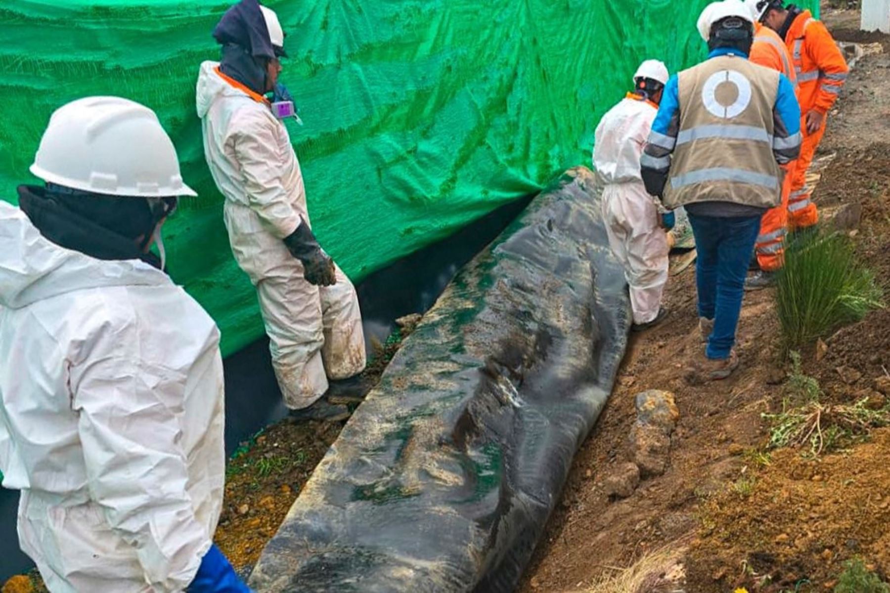 El OEFA atiende denuncia por presunta afectación a causa de vertimiento de aguas de contacto en zona de alcantarillado en Pasco. Foto: OEFA