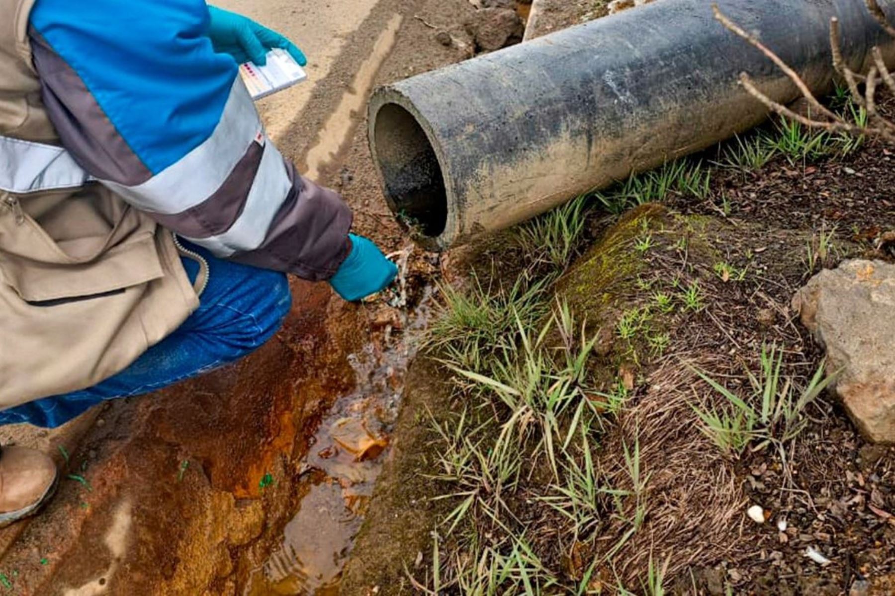 El OEFA atiende denuncia por presunta afectación a causa de vertimiento de aguas de contacto en zona de alcantarillado en Pasco. Foto: OEFA