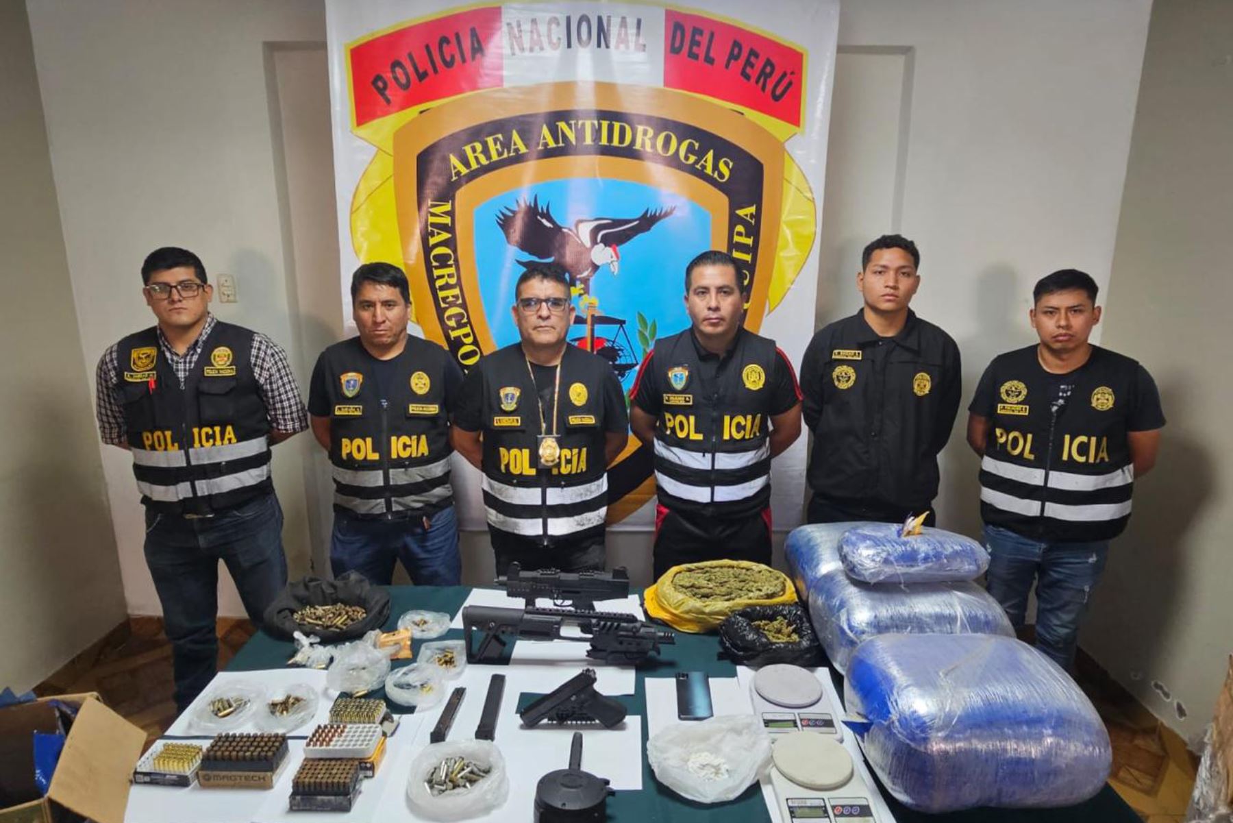 Una alerta ciudadana dio pie a un trabajo de investigación de la Policía Nacional, que permitió la incautación de armas de fuego, municiones y droga en Arequipa. ANDINA/Difusión