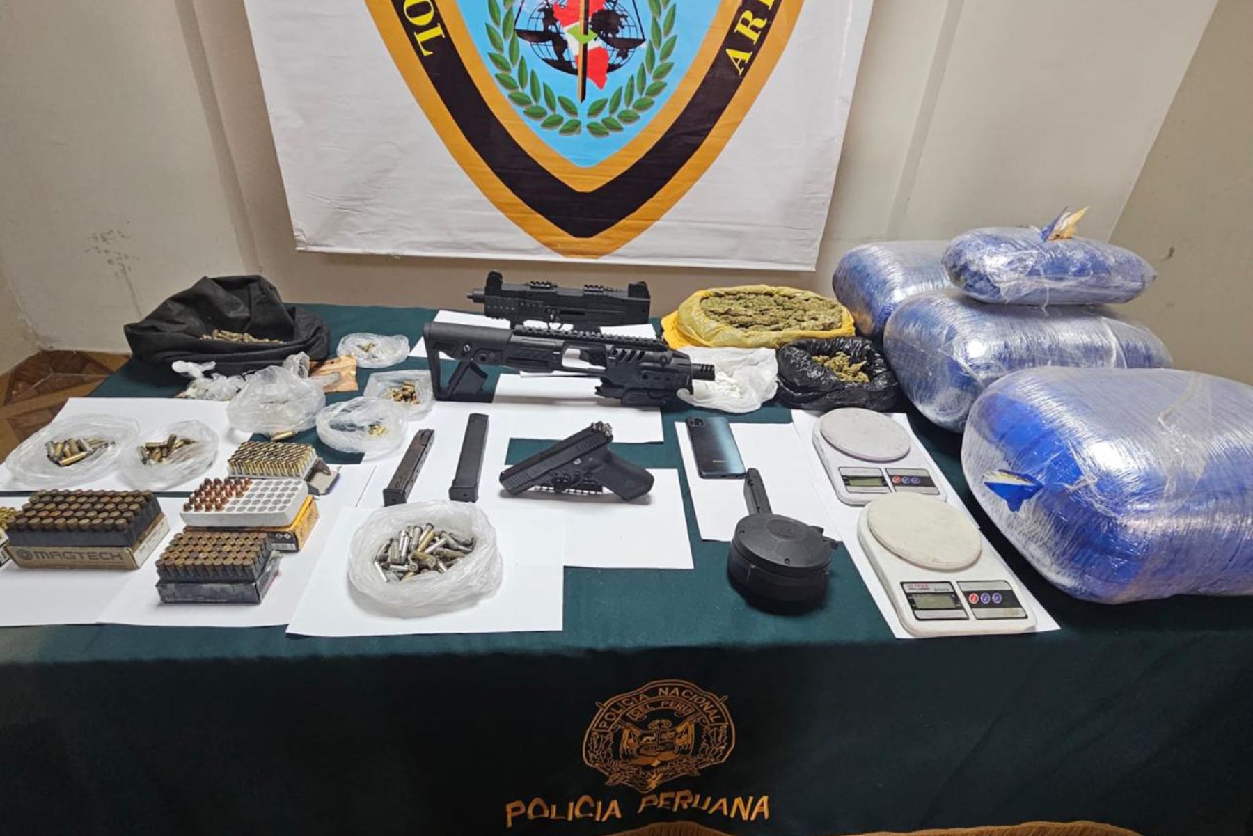 Una alerta ciudadana dio pie a un trabajo de investigación de la Policía Nacional, que permitió la incautación de armas de fuego, municiones y droga en Arequipa. ANDINA/Difusión