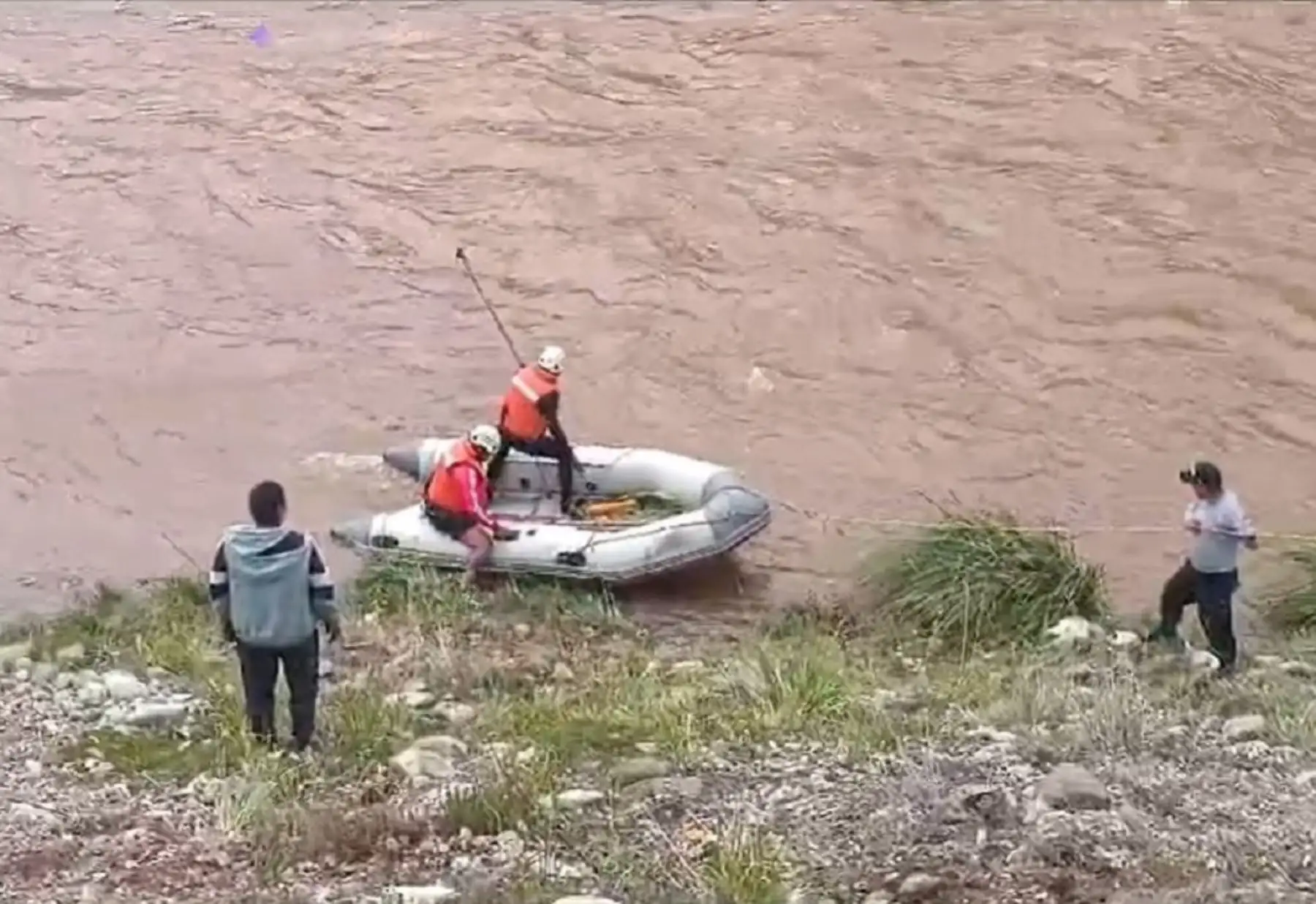 Las brigadas de rescate intensifican la búsqueda de los cinco ocupantes del vehículo que cayó al río Mantaro el sábado 15 de febrero. El automóvil había partido de Huancayo con destino a Lima. ANDINA/Difusión