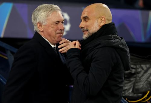 El entrenador del Manchester City, Pep Guardiola (r), saluda al entrenador del Real Madrid, Carlo Ancelotti, antes del partido de ida de los play-offs de la fase eliminatoria de la Liga de Campeones de la UEFA entre el Manchester City y el Real Madrid, en Manchester, Gran Bretaña, el 11 de febrero de 2025. Foto: EFE