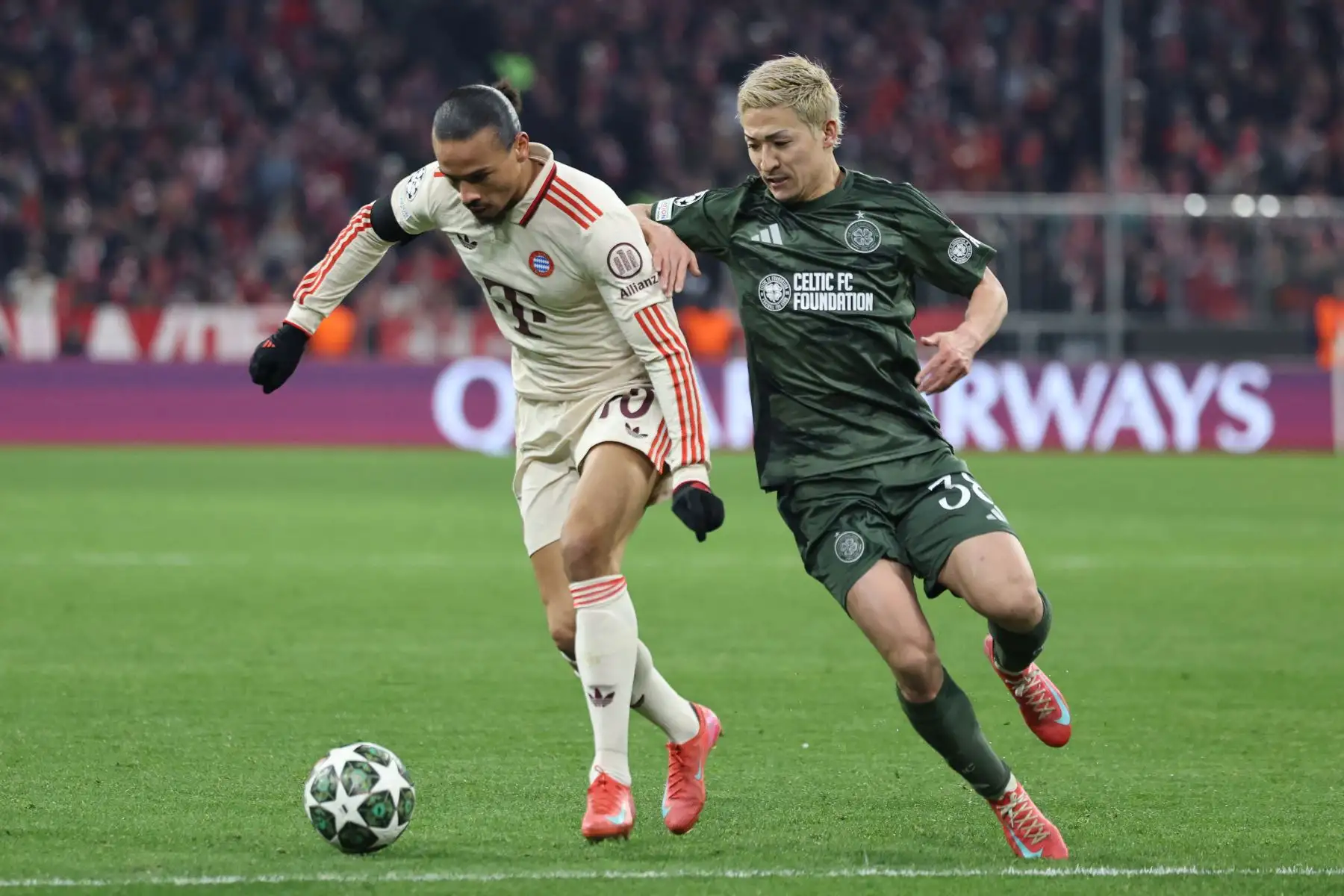 El delantero alemán del Bayern Munich Leroy Sane y el delantero japonés del Celtic Daizen Maeda compiten por el balón durante el partido de vuelta de la fase eliminatoria de la Liga de Campeones de la UEFA entre el FC Bayern Munich y el Celtic.
Foto: AFP