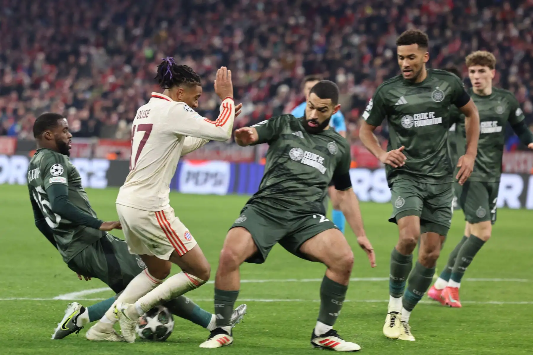 El mediocampista francés del Bayern de Múnich, Michael Olise y el defensor estadounidense del Celtic, Cameron Carter-Vickers compiten por el balón durante el partido de vuelta de la fase eliminatoria de la Liga de Campeones de la UEFA entre el FC Bayern Munich y el Celtic.
Foto: AFP