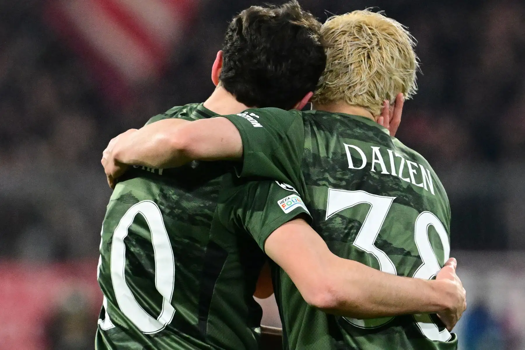 El delantero alemán del Celtic, Nicolas Kuehn  celebra marcar el gol inicial con su compañero de equipo el delantero japonés del Celtic, Daizen Maeda durante el partido de vuelta de la fase eliminatoria de la Liga de Campeones de la UEFA entre el FC Bayern Munich y el Celtic.
Foto: AFP