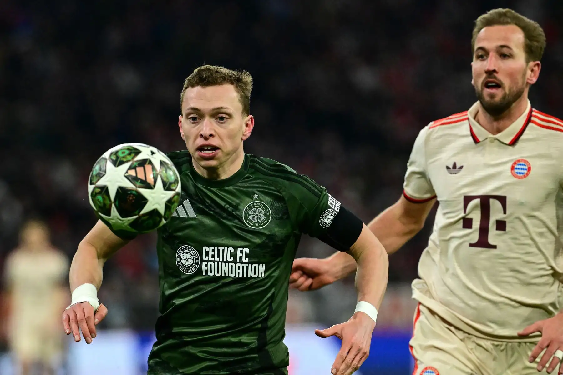 El defensor canadiense del Celtic, Alistair Johnston y el delantero inglés del Bayern Munich, Harry Kane compiten por el balón durante el partido de vuelta de la fase eliminatoria de la Liga de Campeones de la UEFA entre el FC Bayern Munich y el Celtic.
Foto: AFP