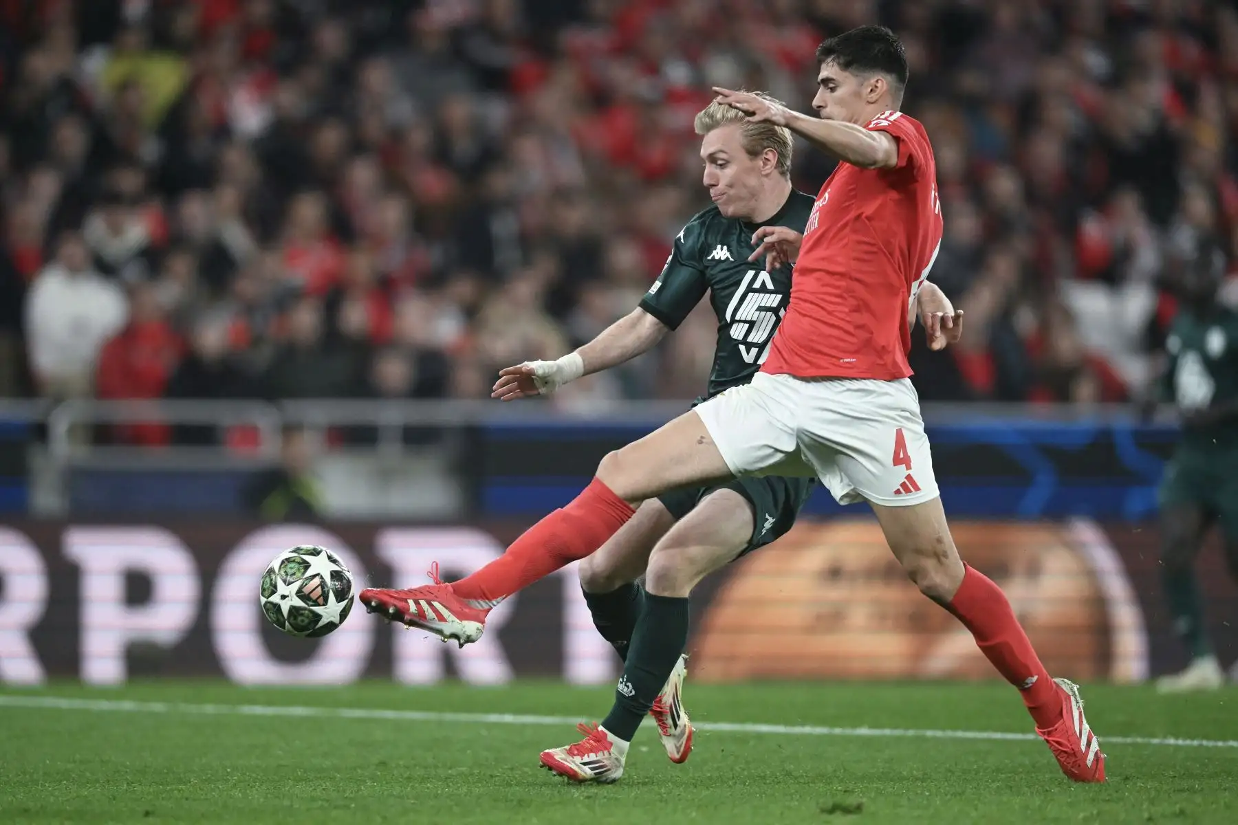 El defensor portugués del Benfica , Antonio Silva compite por el balón con el delantero danés del Mónaco, Mika Biereth durante el partido de fútbol de vuelta del play-off de la fase eliminatoria de la Liga de Campeones de la UEFA entre el SL Benfica y el AS Monaco.
Foto: AFP