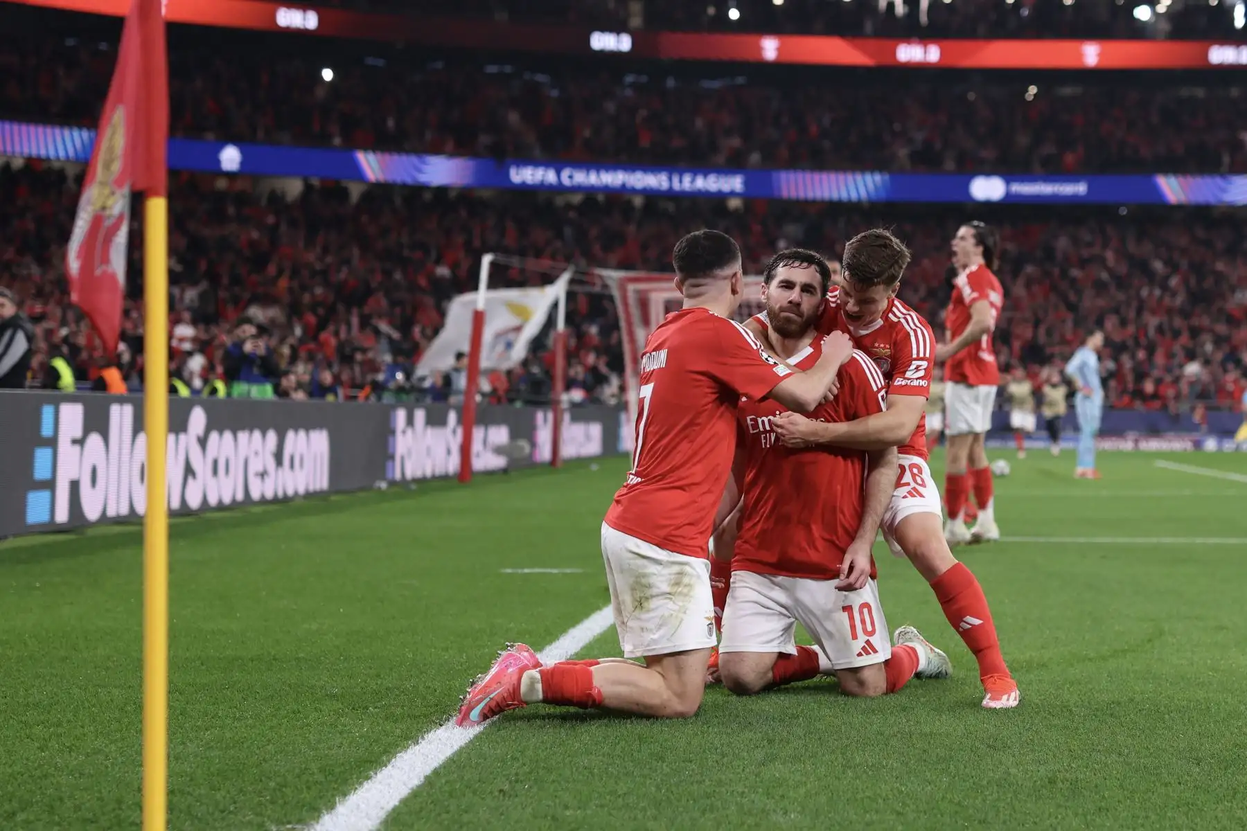El centrocampista turco del Benfica, Orkun Kokcu celebra con sus compañeros de equipo después de anotar su tercer gol durante el partido de fútbol de vuelta del play-off de la fase eliminatoria de la Liga de Campeones de la UEFA entre el SL Benfica y el AS Monaco.
Foto: AFP