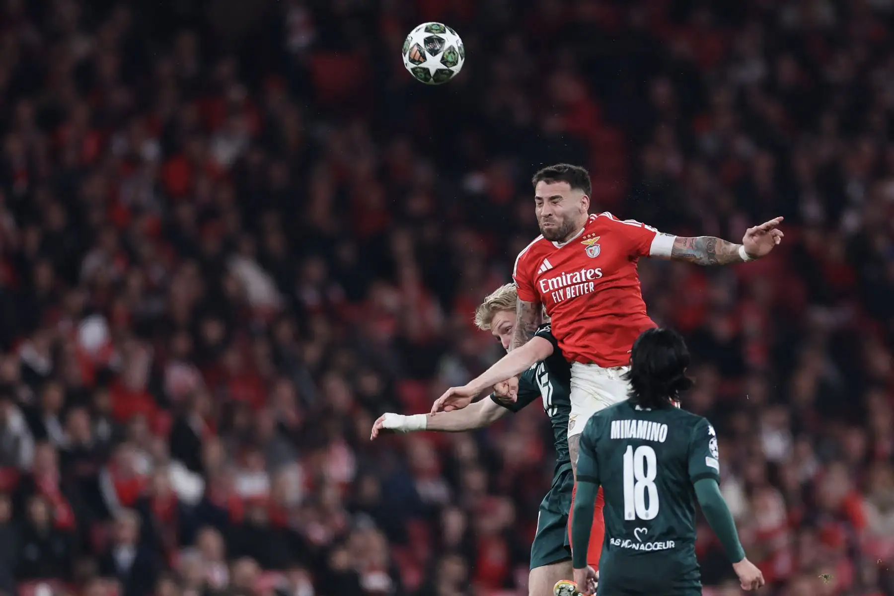El defensor argentino del Benfica, Nicolas Otamendi busca un cabezazo con el delantero danés del Mónaco, Mika Biereth durante el partido de fútbol de vuelta del play-off de la fase eliminatoria de la Liga de Campeones de la UEFA entre el SL Benfica y el AS Monaco.
Foto: AFP