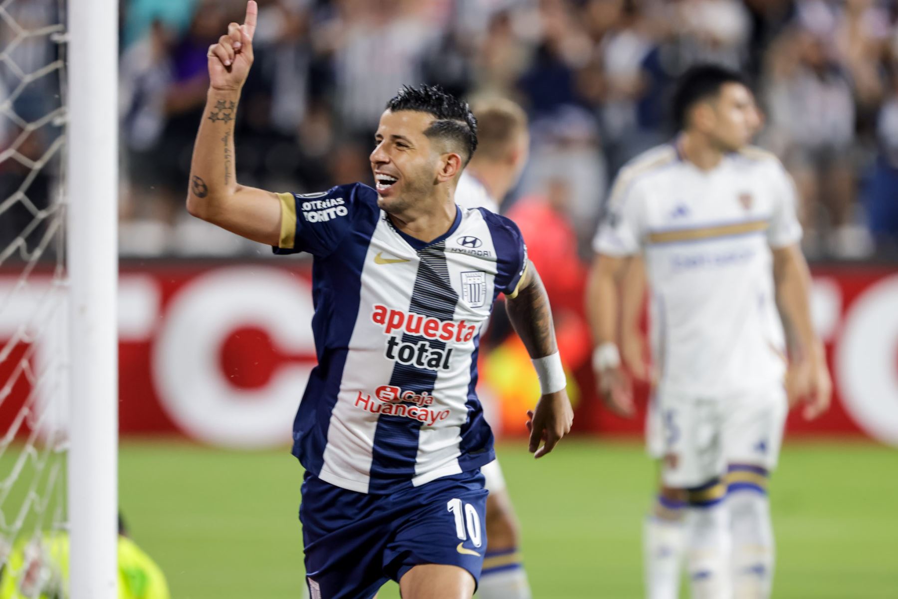 Pablo Ceppelini celebra tras anotar el 1-0 a favor de Alianza sobre Boca Juniors. Foto: ANDINA/Difusión