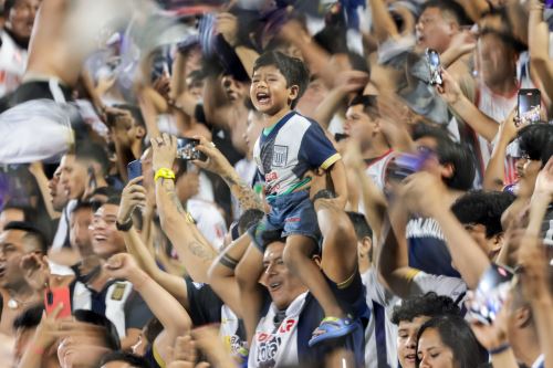 Alianza Lima le viene ganando a Boca Juniors por la Fase 2 de la Copa Libertadores, con un gol de Pablo Ceppelini en el minuto 4, quien aprovechó un rebote del arquero tras un remate de Erick Noriega. El equipo dirigido por Néstor Gorosito muestra solidez defensiva, mientras Boca Juniors busca igualar el marcador. Foto: ANDINA/Luis Iparraguirre