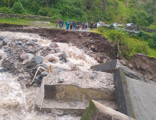 Al menos tres anexos del distrito de Pariahuanca, ubicado en la provincia de Huancayo, quedaron aislados tras el colapso de un puente que fue arrasado por la crecida del río Huarancayo.