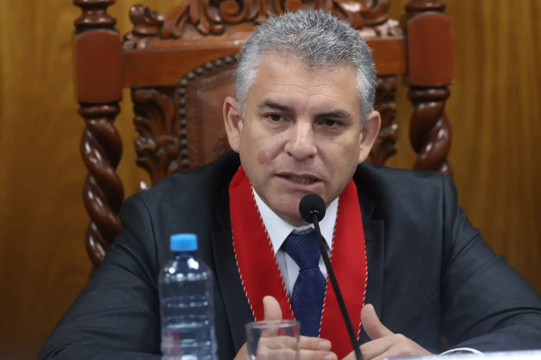 La Fiscal de la Nación Delia Espinoza encabezó la conferencia de prensa del Equipo Especial Lava Jato donde mostraron los avances y resultados de las investigaciones que llevan a cabo como parte de la persecución de delitos de corrupción de funcionarios, lavado de activos , contra la administración de justicia y crimen organizado. Acompañaron a la fiscal de izquierda a derecha: Germán Juárez Atoche, Rafael Vela Barba, el vocero del MP, Víctor Cubas y José Domingo Pérez.
Foto: ANDINA/Juan Carlos Guzmán