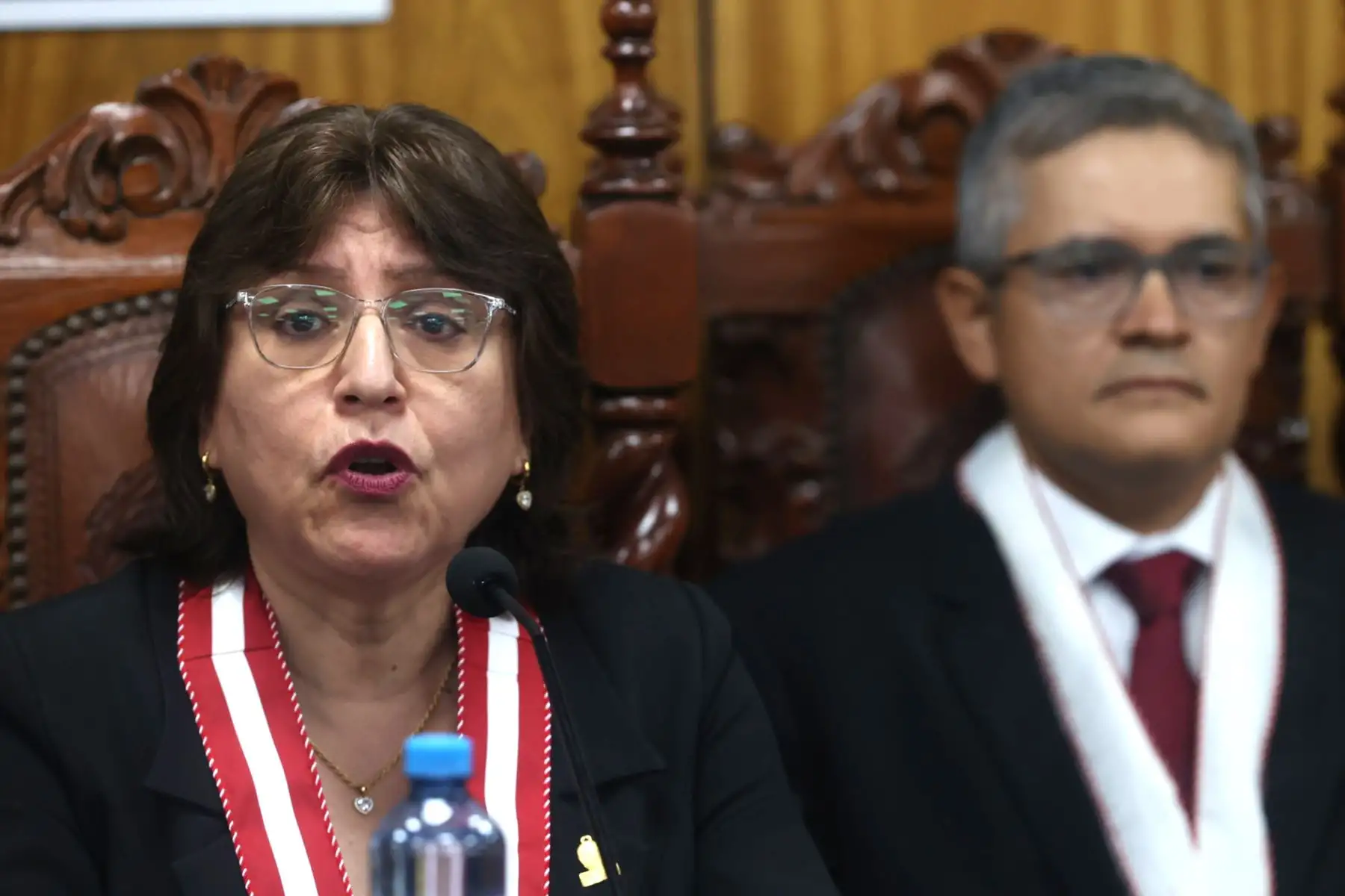 La Fiscal de la Nación Delia Espinoza encabezó la conferencia de prensa del Equipo Especial Lava Jato donde mostraron los avances y resultados de las investigaciones que llevan a cabo como parte de la persecución de delitos de corrupción de funcionarios, lavado de activos , contra la administración de justicia y crimen organizado. Acompañaron a la fiscal de izquierda a derecha: Germán Juárez Atoche, Rafael Vela Barba, el vocero del MP, Víctor Cubas y José Domingo Pérez.
Foto: ANDINA/Juan Carlos Guzmán