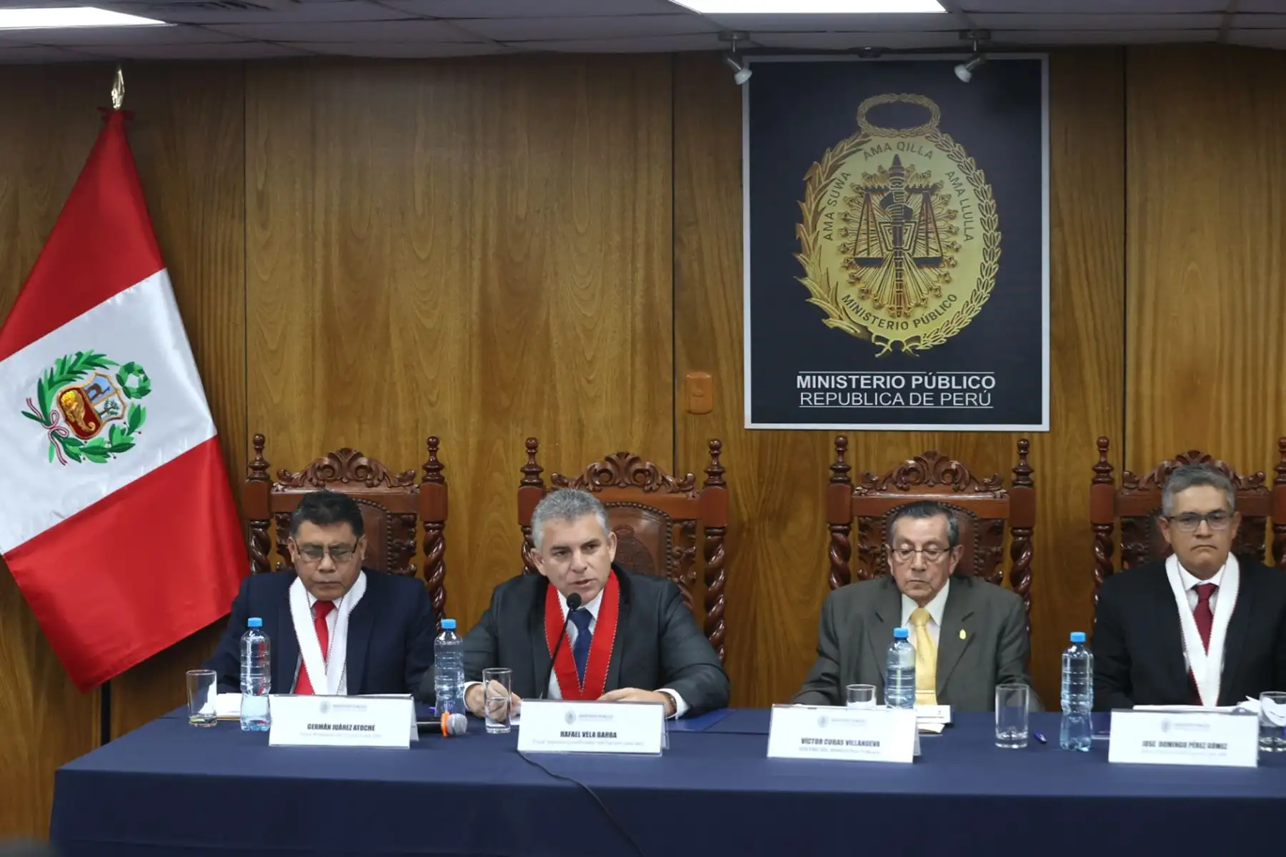 La Fiscal de la Nación Delia Espinoza encabezó la conferencia de prensa del Equipo Especial Lava Jato donde mostraron los avances y resultados de las investigaciones que llevan a cabo como parte de la persecución de delitos de corrupción de funcionarios, lavado de activos , contra la administración de justicia y crimen organizado. Acompañaron a la fiscal de izquierda a derecha: Germán Juárez Atoche, Rafael Vela Barba, el vocero del MP, Víctor Cubas y José Domingo Pérez. Foto: ANDINA/Juan Carlos Guzmán