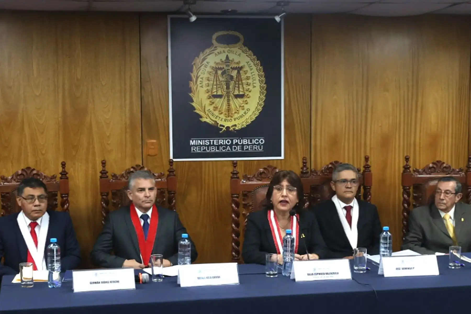 La Fiscal de la Nación Delia Espinoza encabezó la conferencia de prensa del Equipo Especial Lava Jato donde mostraron los avances y resultados de las investigaciones que llevan a cabo como parte de la persecución de delitos de corrupción de funcionarios, lavado de activos , contra la administración de justicia y crimen organizado. Acompañaron a la fiscal de izquierda a derecha: Germán Juárez Atoche, Rafael Vela Barba, el vocero del MP, Víctor Cubas y José Domingo Pérez. 
Foto: ANDINA/Juan Carlos Guzmán