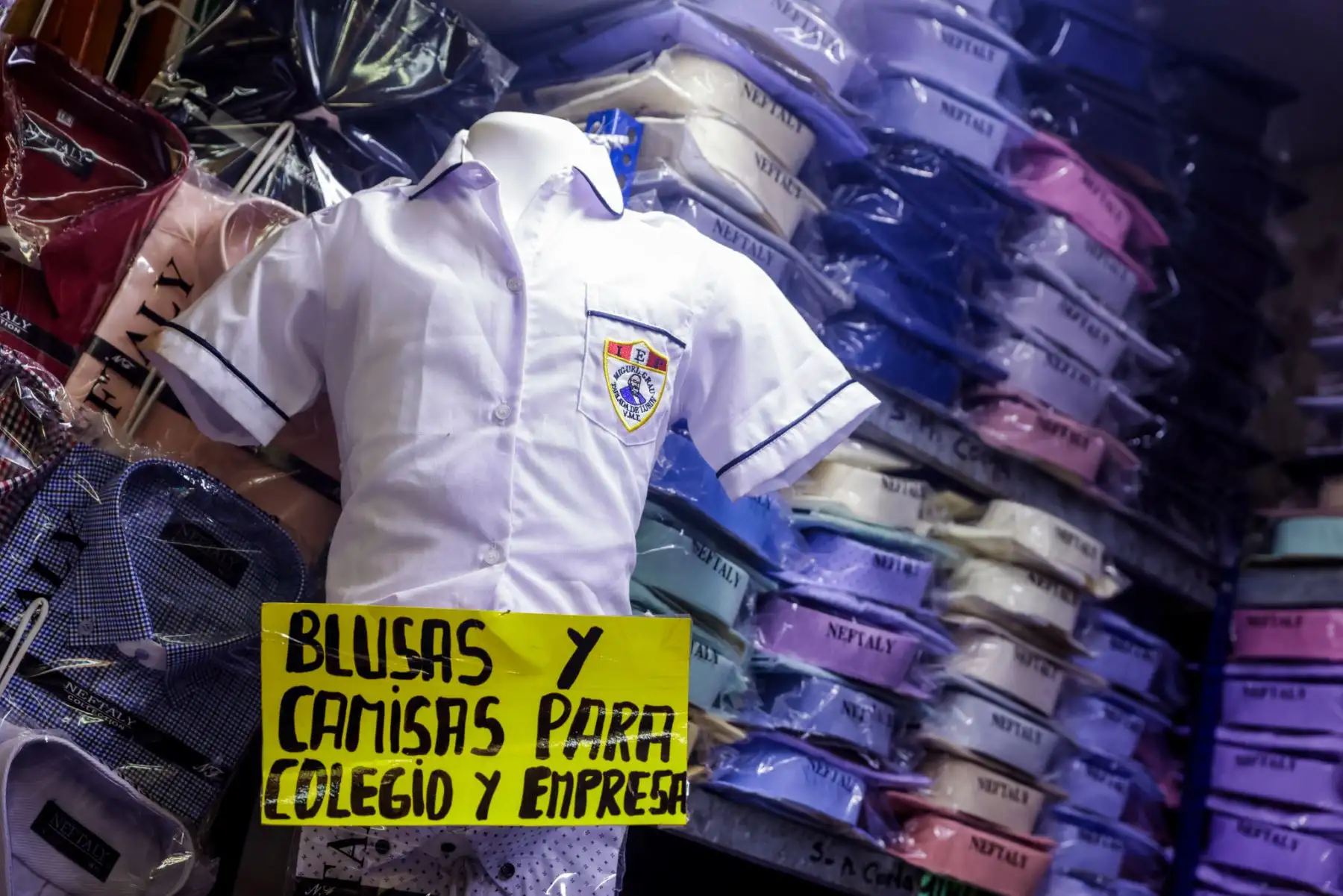 Los comercios del lugar presentan opciones con distintas tallas, calidades y diseños, permitiendo a los padres encontrar prendas accesibles y adecuadas para sus hijos.
Foto: ANDINA/Luis Iparrag