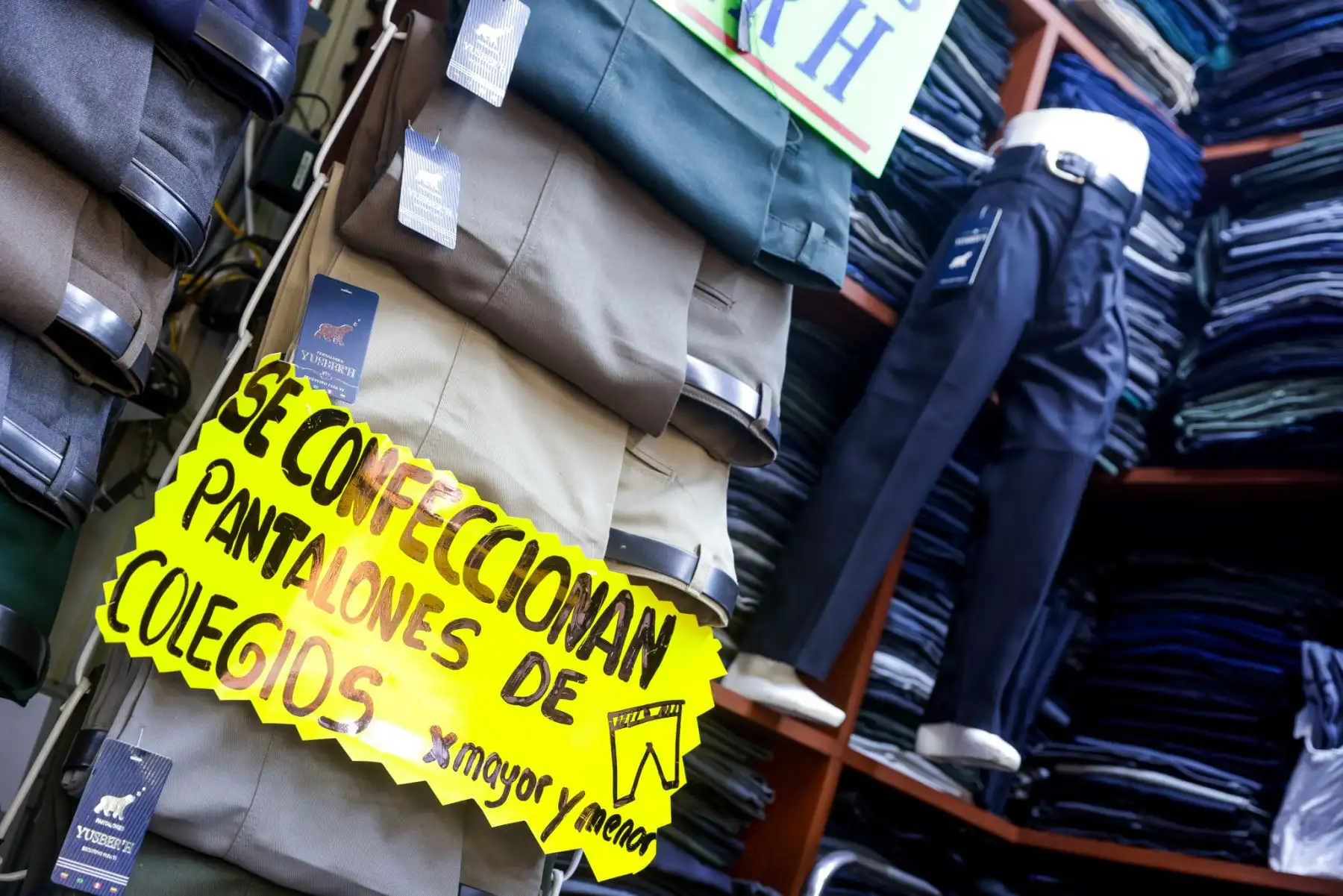 Con el inicio del año escolar 2025, miles de estudiantes retornarán a clases, y la compra del uniforme escolar se convierte en un gasto esencial para las familias. Ante esta demanda, el emporio comercial de Gamarra se prepara para la campaña escolar, ofreciendo una amplia variedad de uniformes a precios competitivos. Los comercios del lugar presentan opciones con distintas tallas, calidades y diseños, permitiendo a los padres encontrar prendas accesibles y adecuadas para sus hijos. Foto: ANDINA/Luis Iparrag