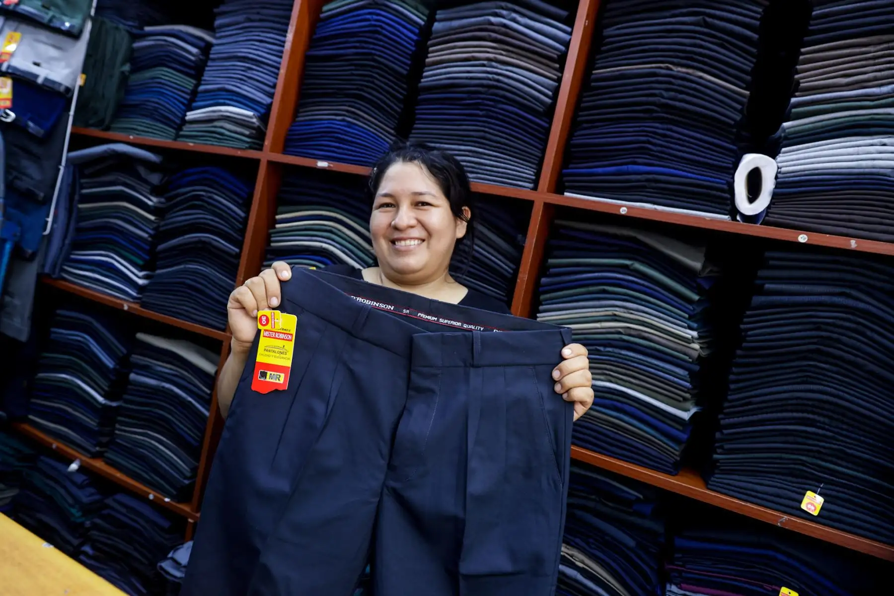 El emporio comercial de Gamarra se prepara para la campaña escolar, ofreciendo una amplia variedad de uniformes a precios competitivos. 
Foto: ANDINA/Luis Iparraguirre