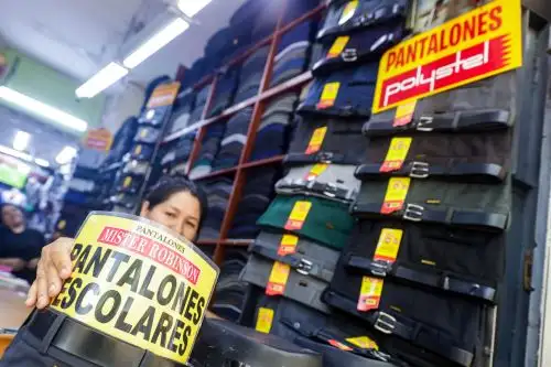 Los uniformes escolares confeccionados con las normas de calidad peruana garantizan comodidad y resistencia. ANDINA