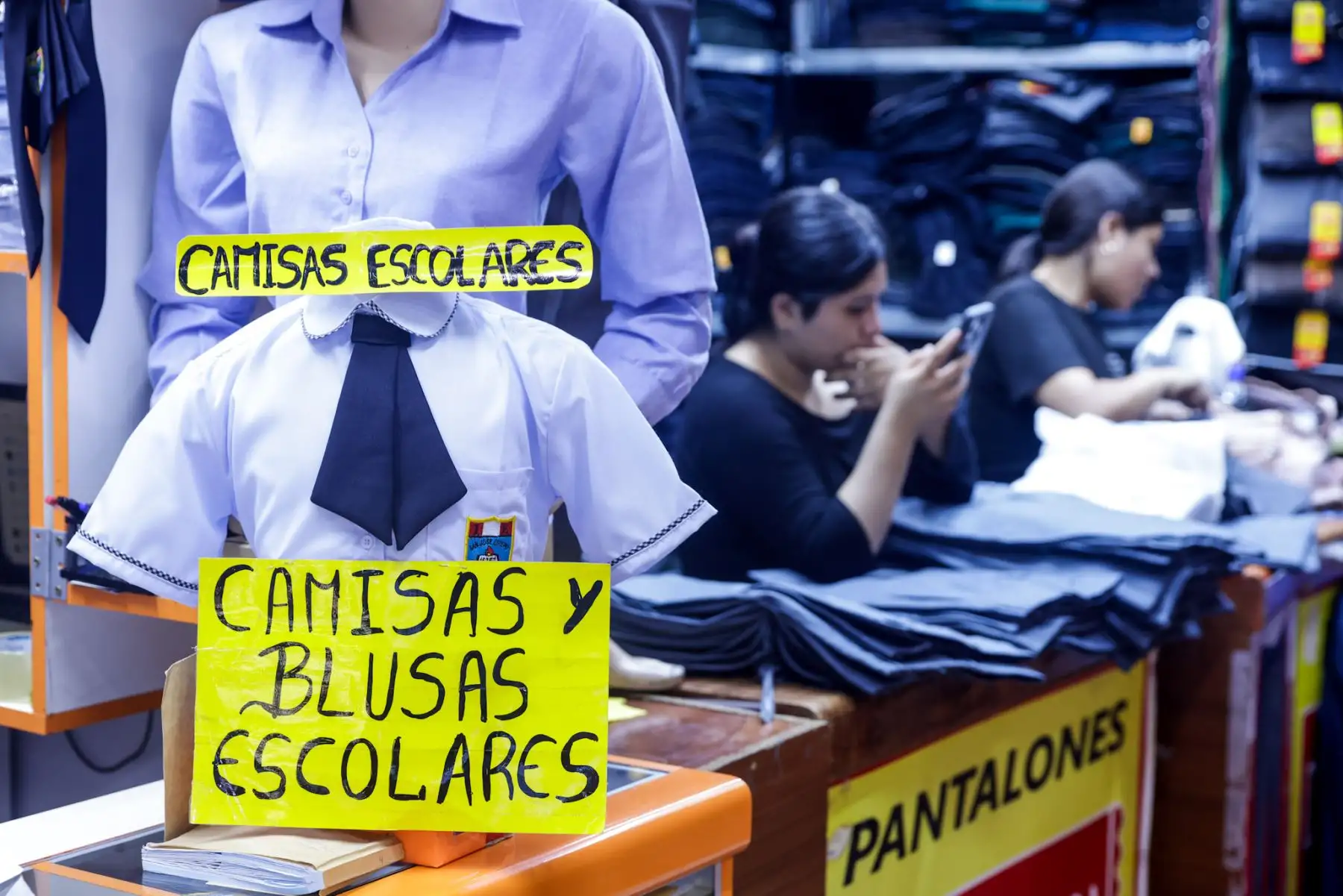 Con el inicio del año escolar 2025, miles de estudiantes retornarán a clases, y la compra del uniforme escolar se convierte en un gasto esencial para las familias. Ante esta demanda, el emporio comercial de Gamarra se prepara para la campaña escolar, ofreciendo una amplia variedad de uniformes a precios competitivos. 
Foto: ANDINA/Luis Iparraguirre