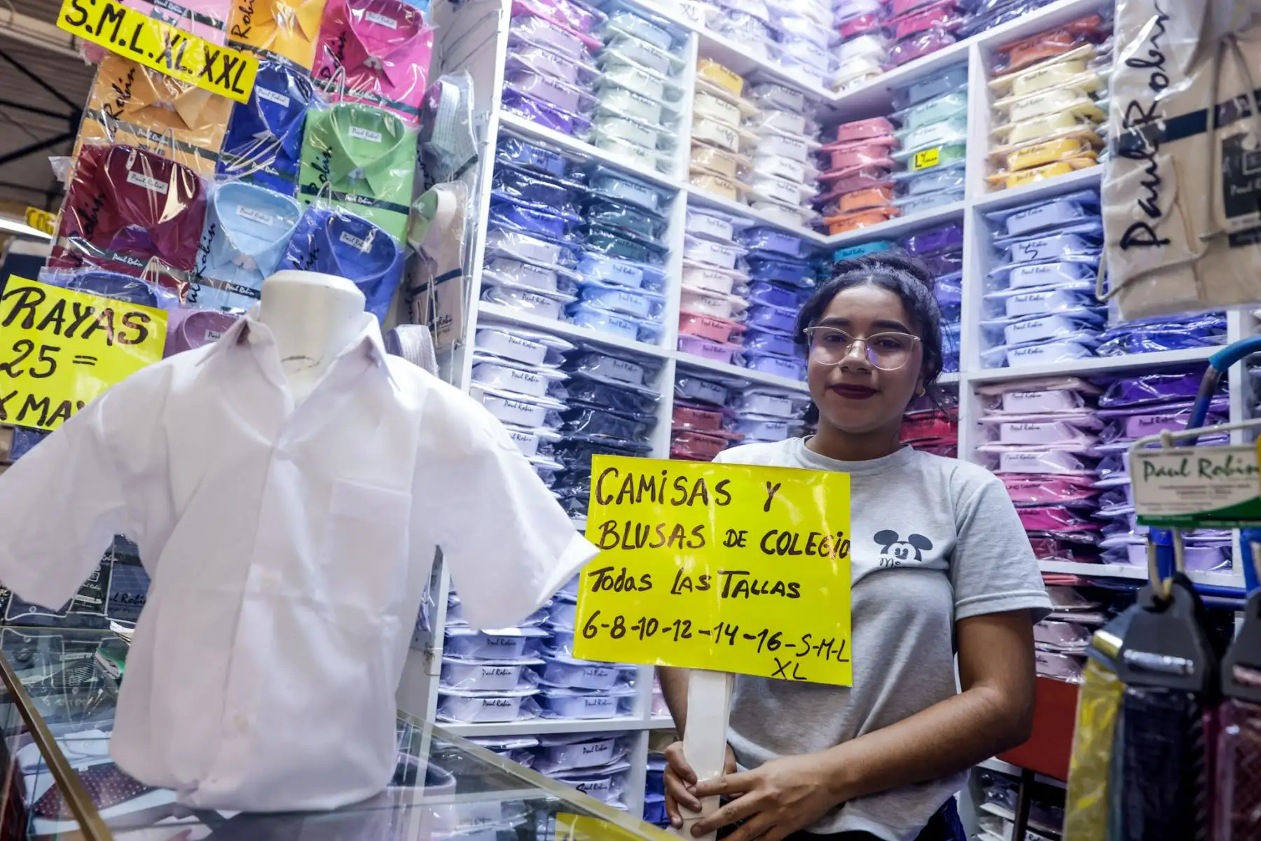 El emporio comercial de Gamarra se prepara para la campaña escolar, ofreciendo una amplia variedad de uniformes a precios competitivos. 
Foto: ANDINA/Luis Iparraguirre