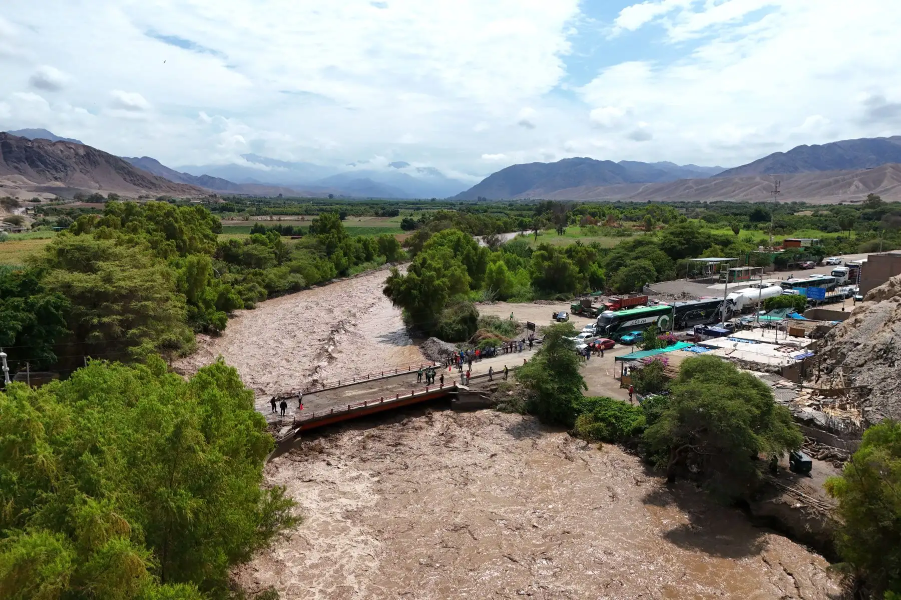 El tránsito en la carretera Panamericana Sur, a la altura del kilómetro 421, se encuentra restringido debido al desborde del río El Ingenio ocurrido en la mañana de hoy miércoles 19 de febrero en el distrito del mismo nombre, provincia de Nasca, región Ica.
Fotos: Genry Bautista