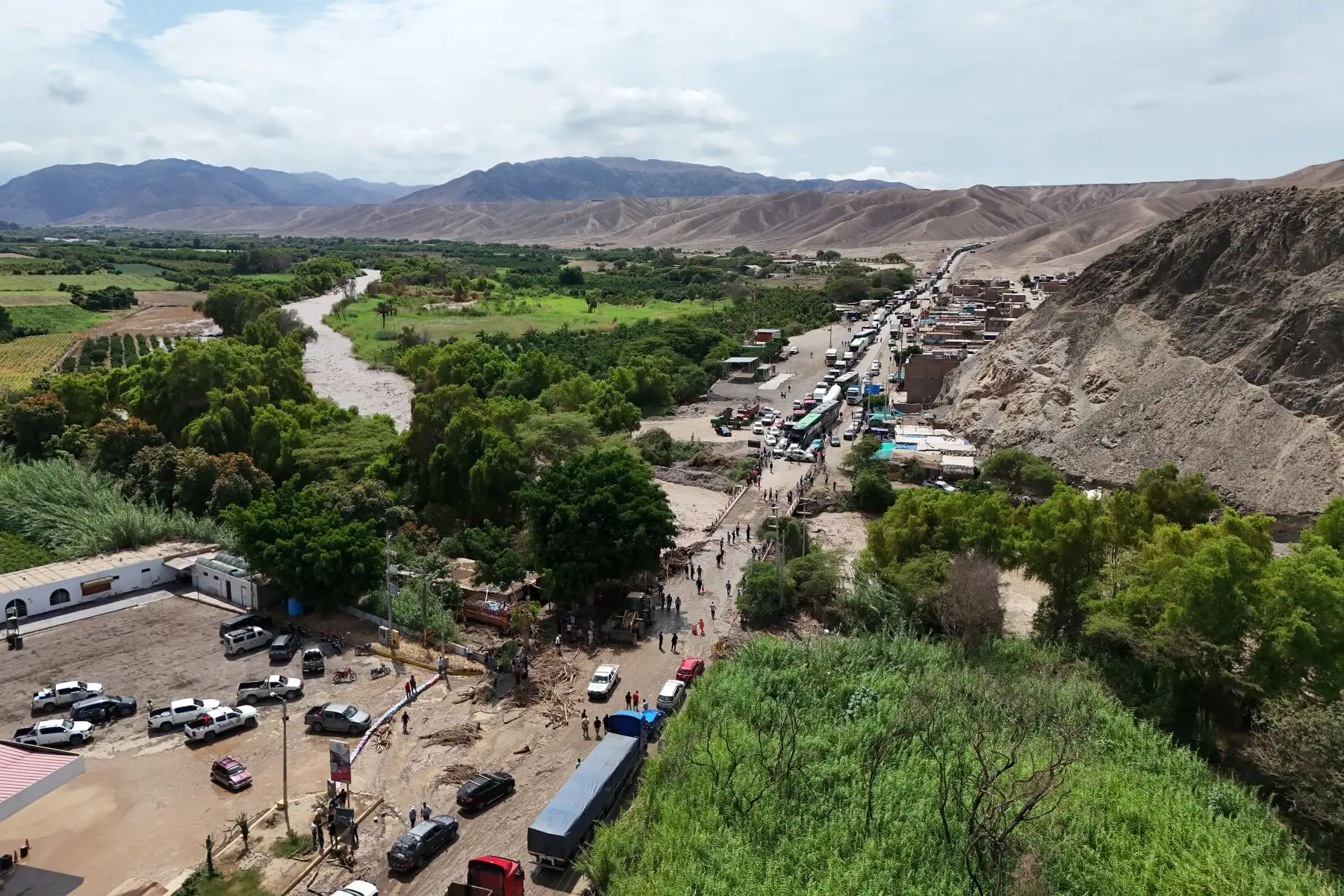 El tránsito en la carretera Panamericana Sur, a la altura del kilómetro 421, se encuentra restringido debido al desborde del río El Ingenio ocurrido en la mañana de hoy miércoles 19 de febrero en el distrito del mismo nombre, provincia de Nasca, región Ica.
Fotos: Genry Bautista