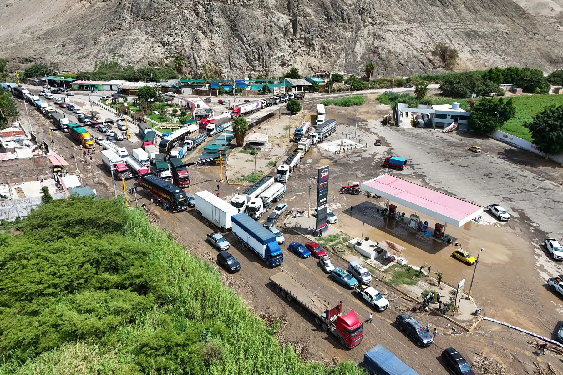 El tránsito en la carretera Panamericana Sur, a la altura del kilómetro 421, se encuentra restringido debido al desborde del río El Ingenio ocurrido en la mañana de hoy miércoles 19 de febrero en el distrito del mismo nombre, provincia de Nasca, región Ica.
Fotos: Genry Bautista