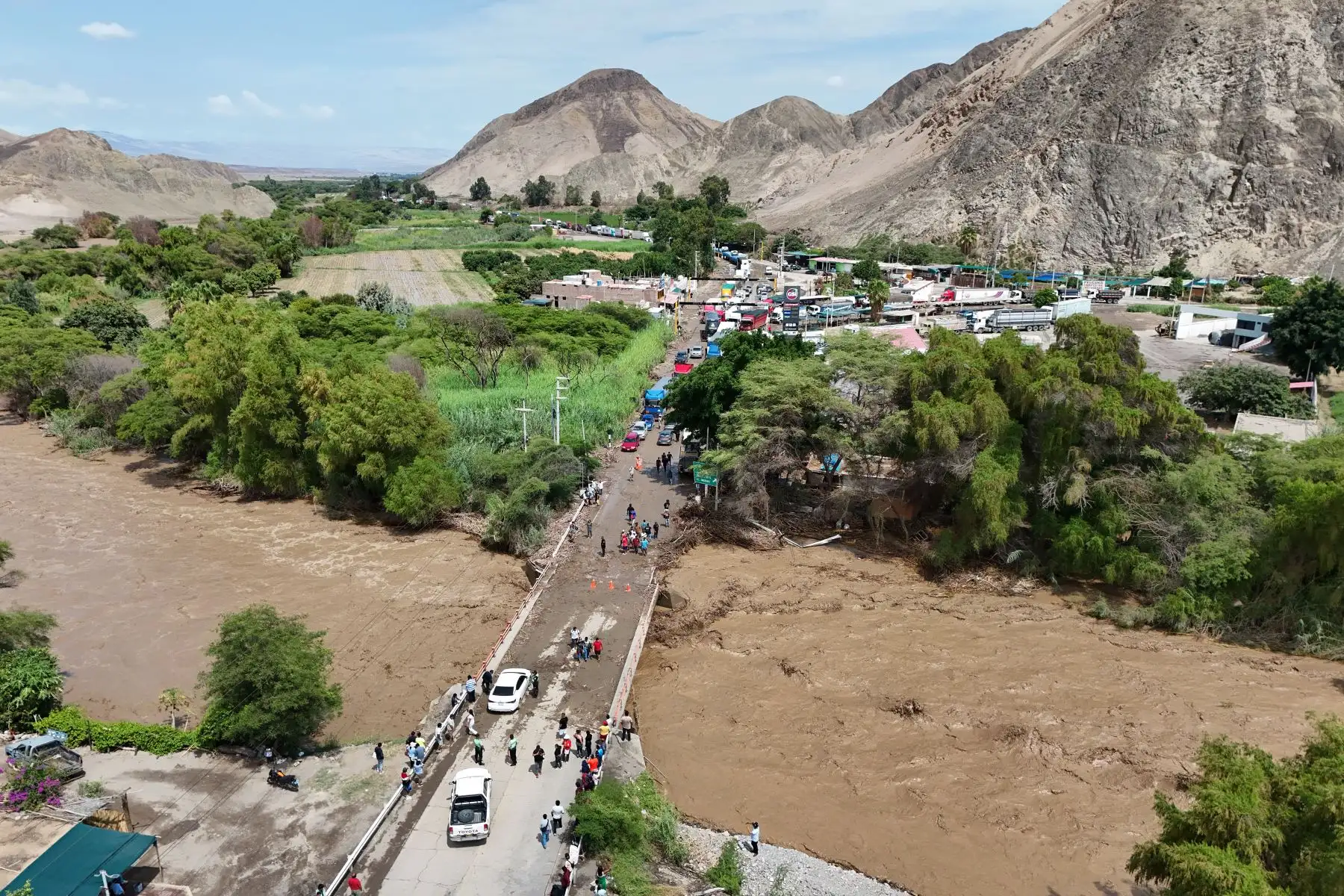 El tránsito en la carretera Panamericana Sur, a la altura del kilómetro 421, se encuentra restringido debido al desborde del río El Ingenio ocurrido en la mañana de hoy miércoles 19 de febrero en el distrito del mismo nombre, provincia de Nasca, región Ica.
Fotos: Genry Bautista
