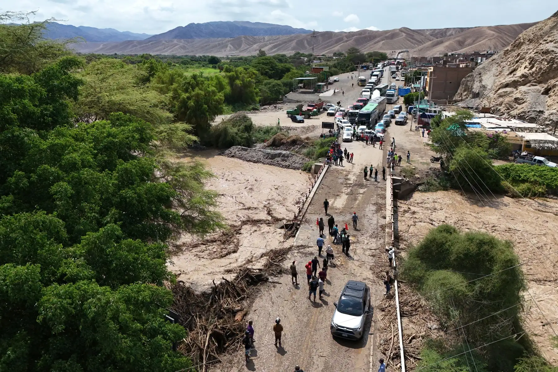 El tránsito en la carretera Panamericana Sur, a la altura del kilómetro 421, se encuentra restringido debido al desborde del río El Ingenio ocurrido en la mañana de hoy miércoles 19 de febrero en el distrito del mismo nombre, provincia de Nasca, región Ica.
Fotos: Genry Bautista