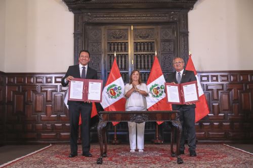 Presidenta Dina Boluarte participa en la firma del convenio para la transferencia del proyecto de irrigación de la margen derecha del río Tumbes al Gobierno Central