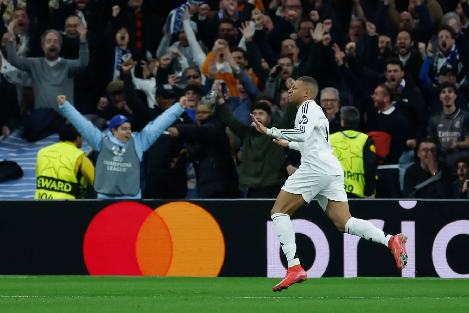 El delantero francés del Real Madrid Kylian Mbappé celebra tras abrir el marcador para el conjunto blanco durante el partido de vuelta de los dieciseisavos de final de la Liga de Campeones que Real Madrid y Manchester City. Foto: ANDINA/EFE
