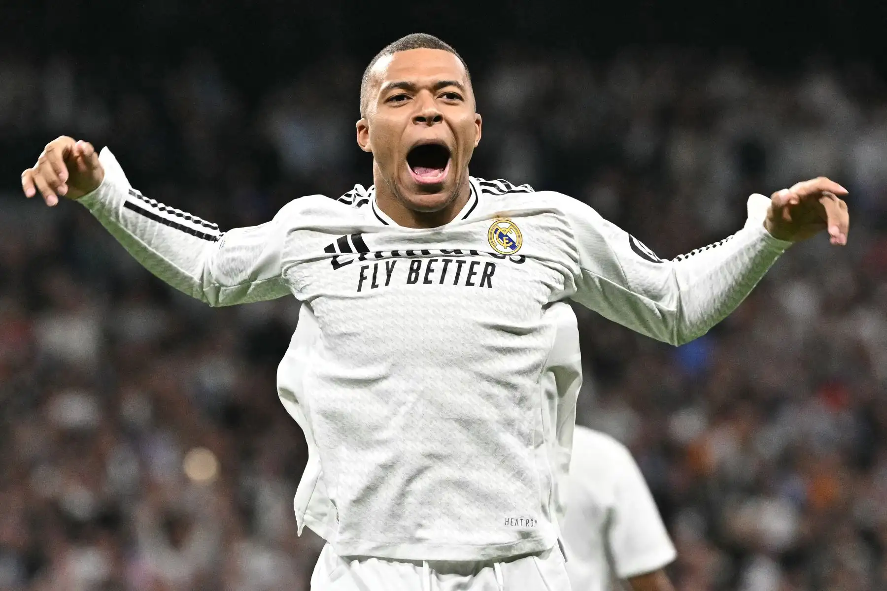 El delantero francés del Real Madrid, Kylian Mbappé, celebra marcar el gol inicial durante el partido de fútbol de play-off de la fase eliminatoria de la Liga de Campeones de la UEFA entre el Real Madrid CF y el Manchester City.
Foto: AFP