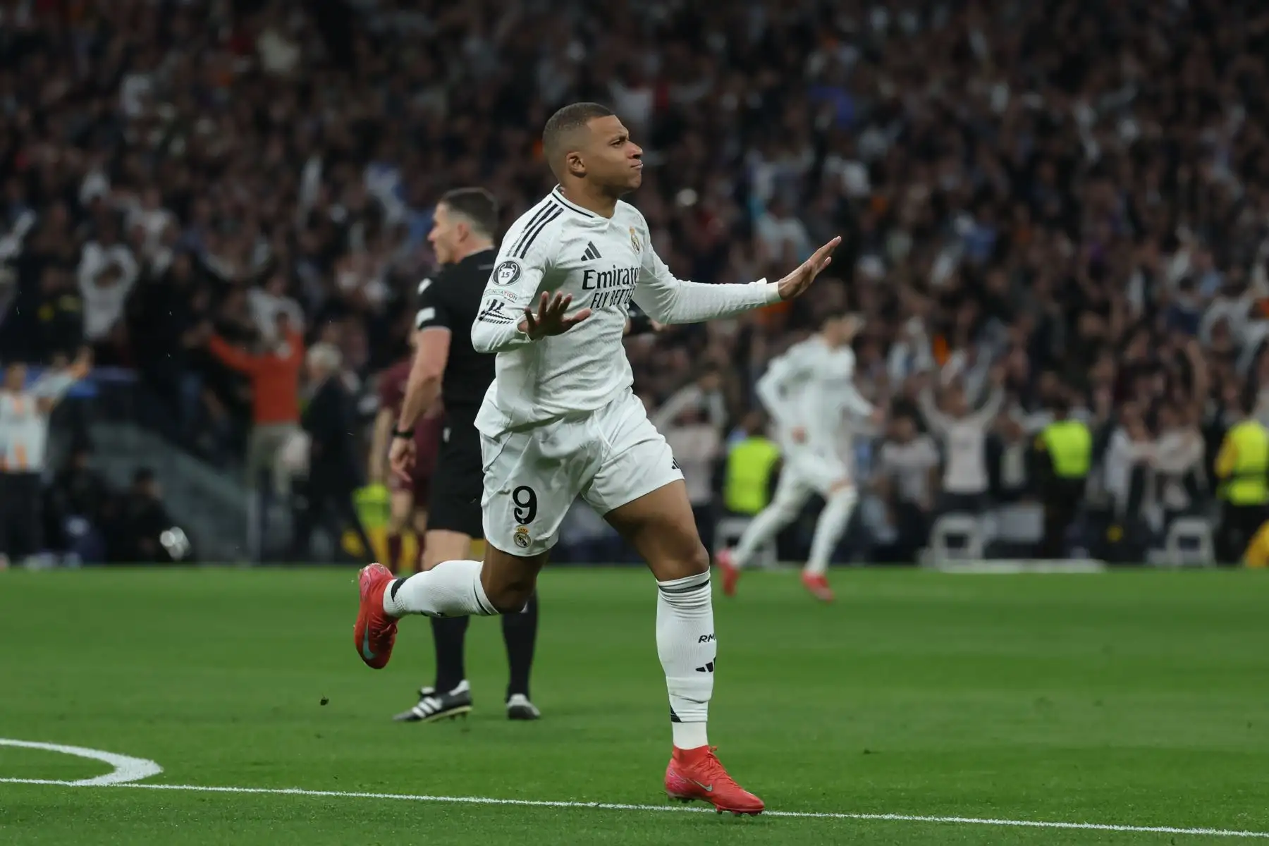 El delantero francés del Real Madrid Kylian Mbappé celebra tras abrir el marcador para el conjunto blanco durante el partido de vuelta de los dieciseisavos de final de la Liga de Campeones que Real Madrid y Manchester City. Foto: ANDINA/EFE
