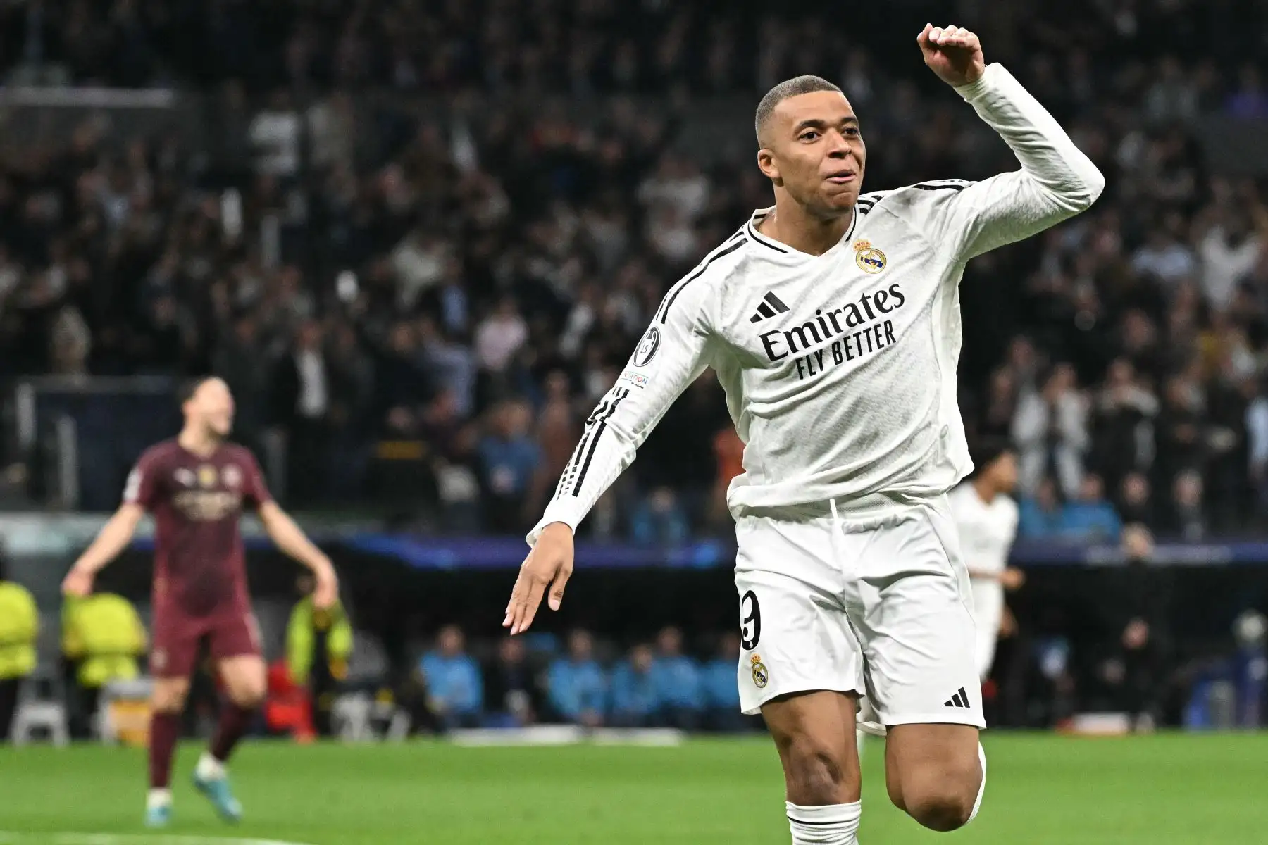 El delantero francés del Real Madrid, Kylian Mbappé, celebra marcar el gol inicial durante el partido de fútbol de play-off de la fase eliminatoria de la Liga de Campeones de la UEFA entre el Real Madrid CF y el Manchester City.
Foto: AFP