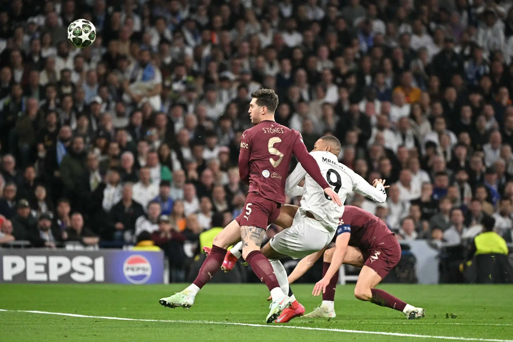 El delantero francés  del Real Madrid, Kylian Mbappé, anota el primer gol durante el partido de fútbol de play-off de la fase eliminatoria de la Liga de Campeones de la UEFA entre el Real Madrid CF y el Manchester City.
Foto: AFP