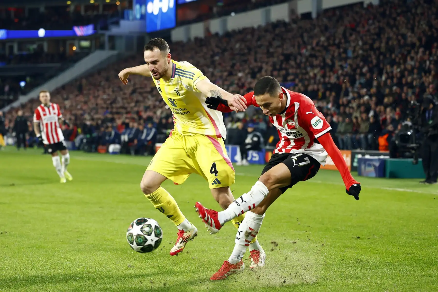 Federico Gatti de la Juventus FC y Mauro Junior del PSV Eindhoven en acción durante el partido de vuelta de los play-offs de la Liga de Campeones de la UEFA entre el PSV Eindhoven y la Juventus FC. Foto: ANDINA/EFE