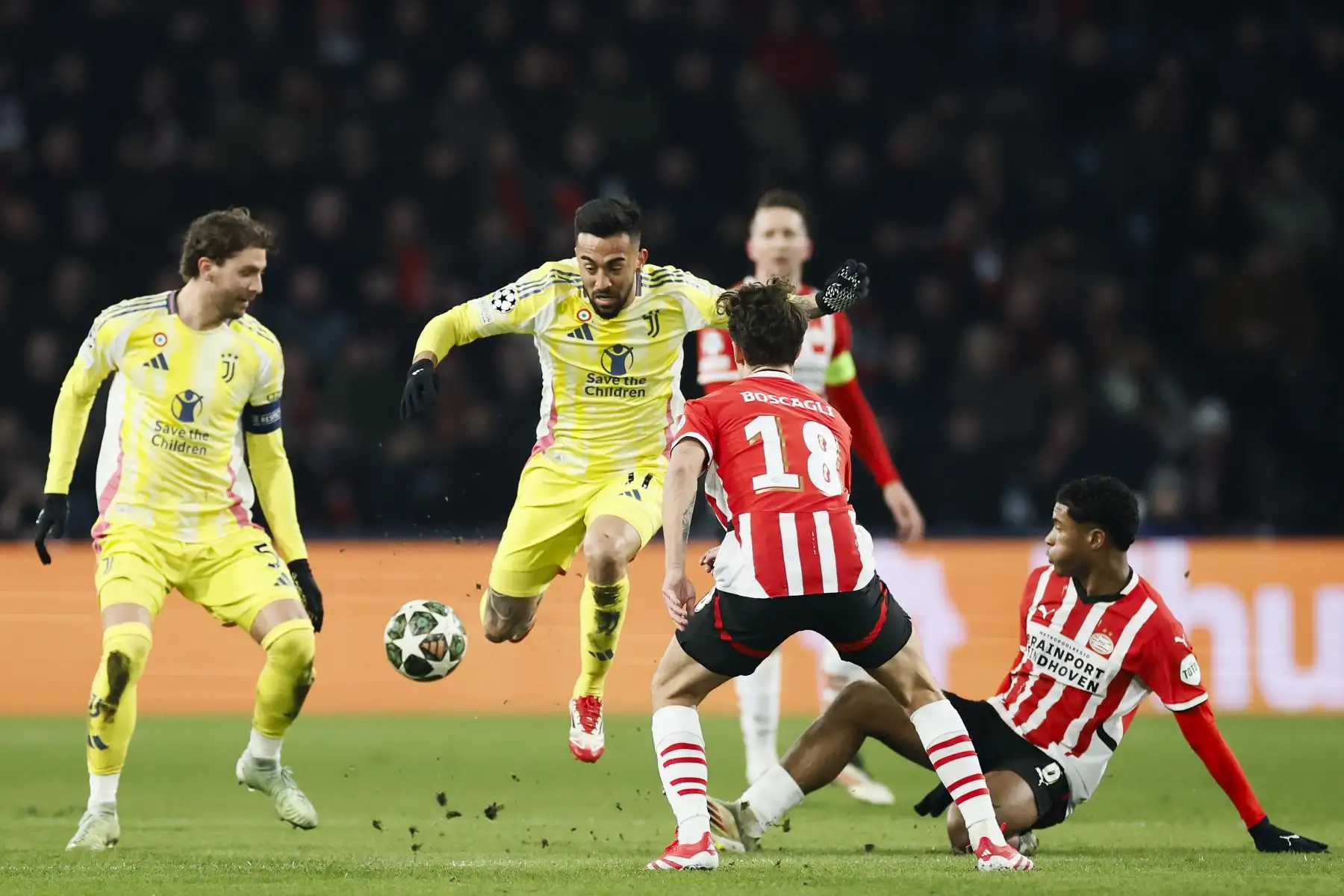 Manuel Locatelli de Juventus FC, Nicolas Ivan González de Juventus FC, Olivier Boscagli de PSV Eindhoven, Ryan Flamingo de PSV Eindhoven en acción durante los play-offs de la fase eliminatoria de la Liga de Campeones de la UEFA partido de fútbol de segunda vuelta entre PSV Eindhoven y Juventus FC. Foto: ANDINA/EFE