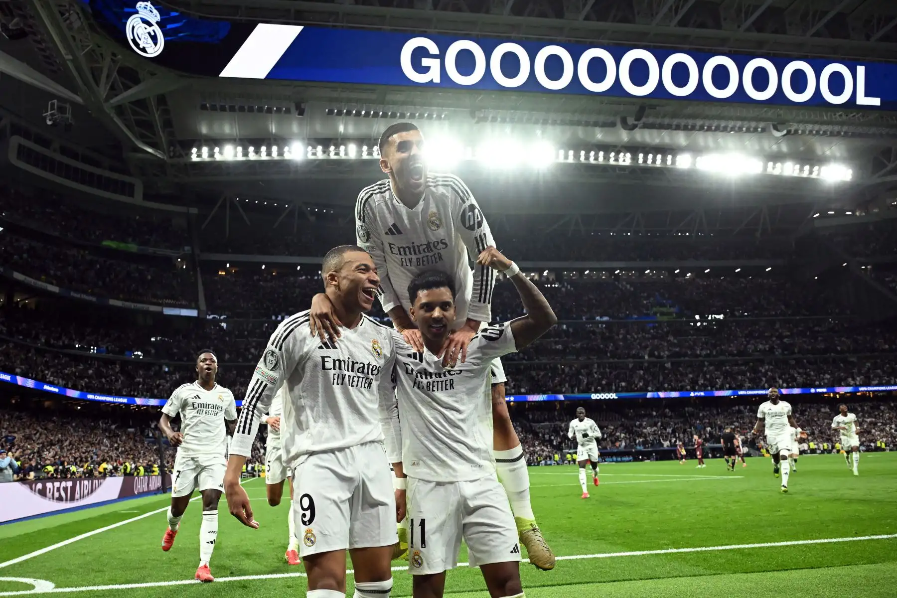 El delantero francés del Real Madrid, Kylian Mbappé, celebra con sus compañeros tras marcar el segundo gol de su equipo, durante el partido de fútbol de play-off de la fase eliminatoria de la Liga de Campeones de la UEFA entre el Real Madrid CF y el Manchester City.
Foto: AFP