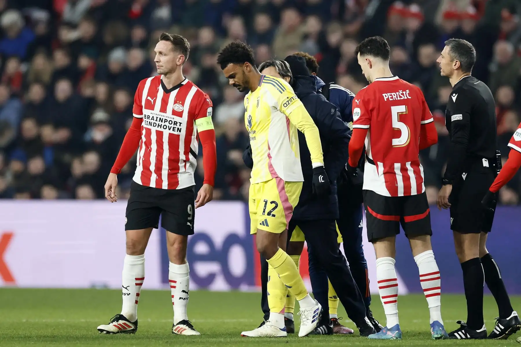 Renato Veiga de la Juventus FC reacciona durante el partido de vuelta de los play-offs de la Liga de Campeones de la UEFA entre el PSV Eindhoven y la Juventus FC. 
Foto: ANDINA/EFE