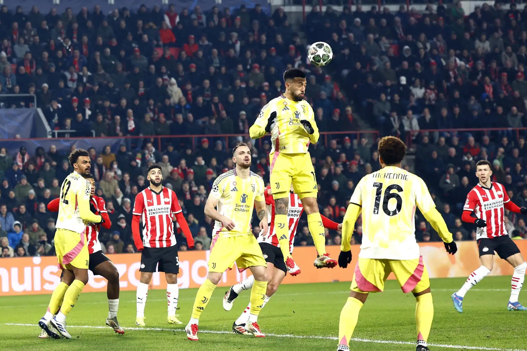 Nicolás Iván González, del Juventus FC, marca un gol de cabeza durante el partido de vuelta de los play-offs de la Liga de Campeones de la UEFA entre el PSV Eindhoven y el Juventus FC.
Foto: ANDINA/EFE
