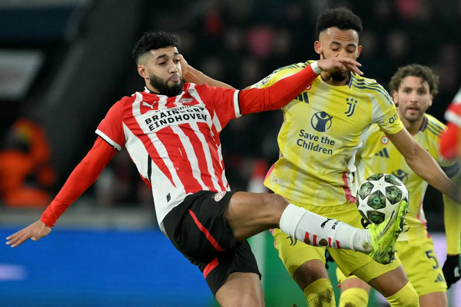 El centrocampista marroquí del PSV Eindhoven, Ismael Saibari, lucha por el balón con el defensa británico de la Juventus, Lloyd Kelly, durante el partido de vuelta de los play-offs de la fase eliminatoria de la UEFA Champions League entre el PSV Eindhoven y la Juventus. Foto: ANDINA/AFP