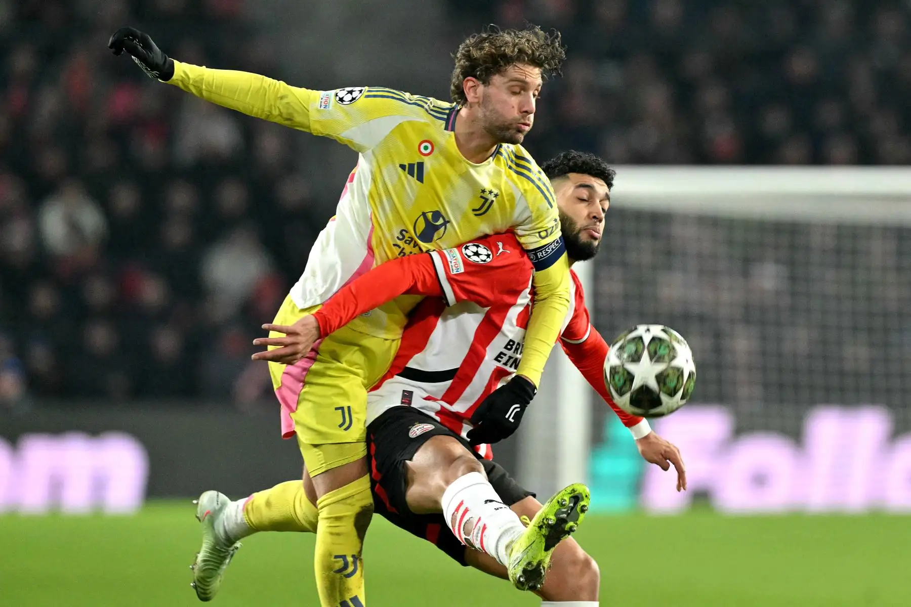 El centrocampista marroquí del PSV Eindhoven, Ismael Saibari , lucha por el balón con el centrocampista italiano de la Juventus, Manuel Locatelli, durante el partido de vuelta de los play-offs de la fase eliminatoria de la UEFA Champions League entre el PSV Eindhoven y la Juventus. Foto: ANDINA/ AFP
