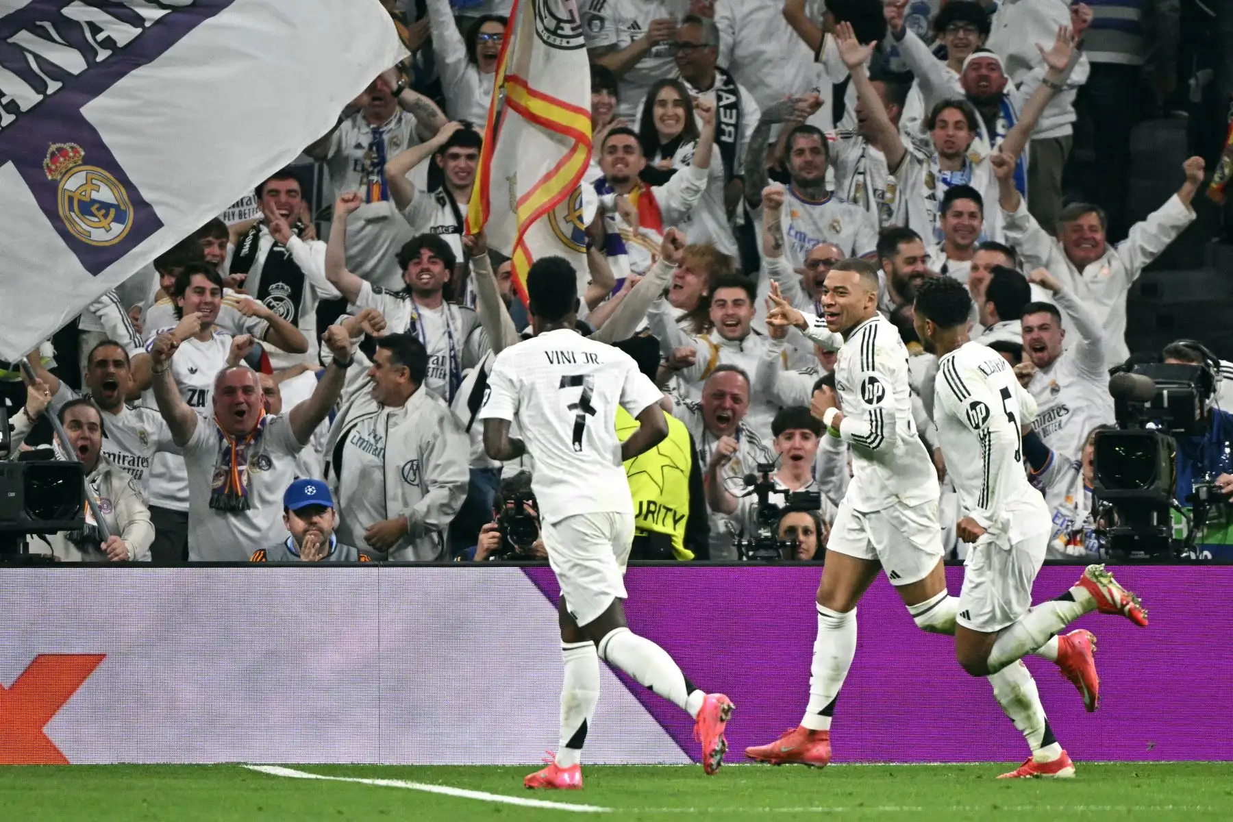 El delantero francés del Real Madrid Kylian Mbappé  celebra marcar su tercer gol durante el partido de fútbol de play-off de la fase eliminatoria de la Liga de Campeones de la UEFA entre el Real Madrid CF y el Manchester City en el estadio Santiago Bernabeu de Madrid.
Foto: AFP