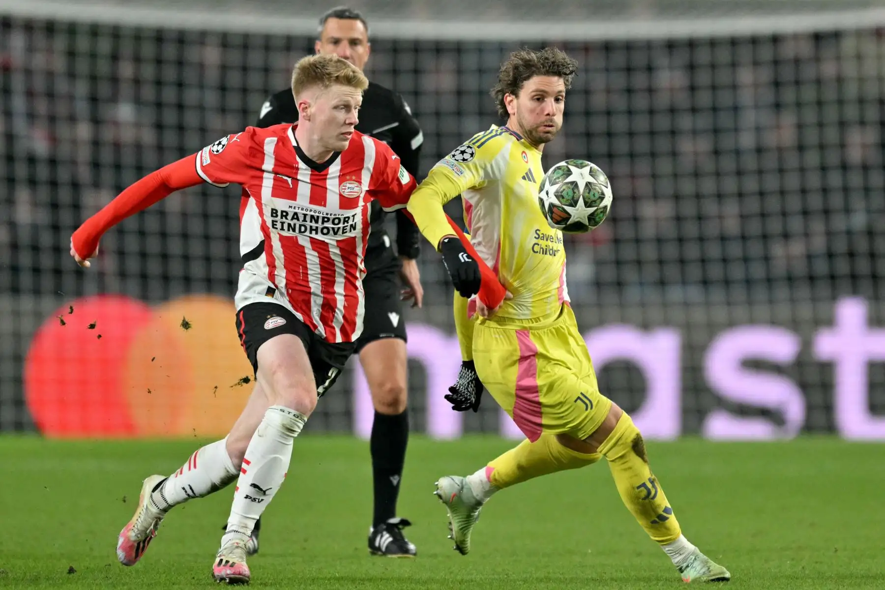 El centrocampista holandés del PSV Eindhoven, Jerdy Schouten, y el centrocampista italiano de la Juventus, Manuel Locatelli, luchan por el balón durante el partido de vuelta de los play-offs de la fase eliminatoria de la UEFA Champions League entre el PSV Eindhoven y la Juventus.
Foto: ANDINA/AFP
